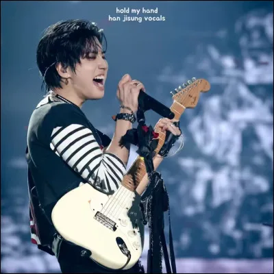 Qui a fait le solo "Hold My Hand" ?