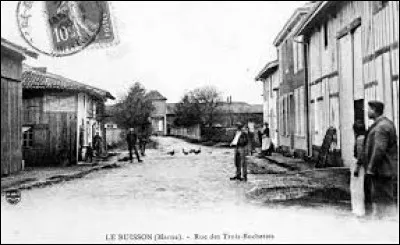 Petit village Marnais de 84 habitants, Le Buisson se situe en région ...