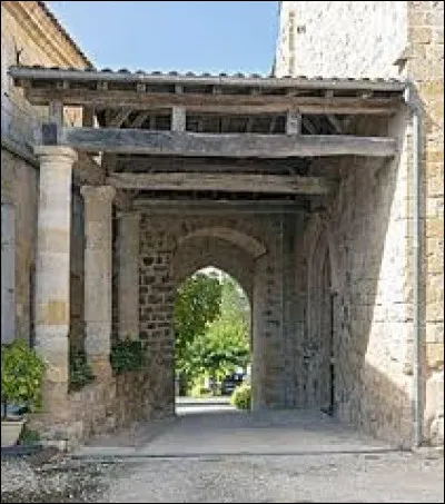 Je vous attends en Occitanie devant la porte gothique de l'église fortifiée de Ligardes. Village de l'aire d'attraction Condomoise, il se situe dans le département ...
