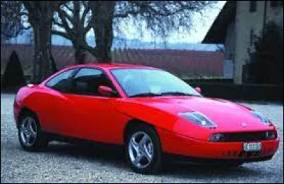 Cette voiture rouge porte le nom de ...