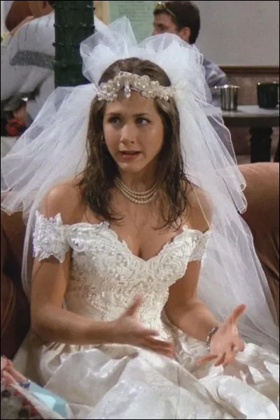 Qui arrive en robe de mariée dans le premier épisode ?