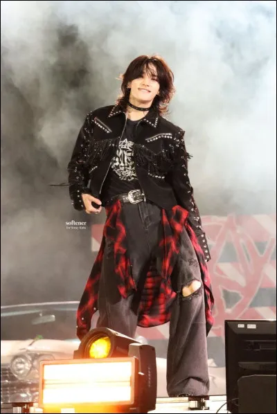 Hyunjin, pendant que Changbin &eacute;tait all&eacute; lui acheter des crayons de couleur, &eacute;tait...