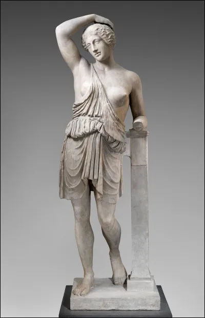 Qui est cette guerrière qui se coupe le sein pour mieux viser avec son arc ?