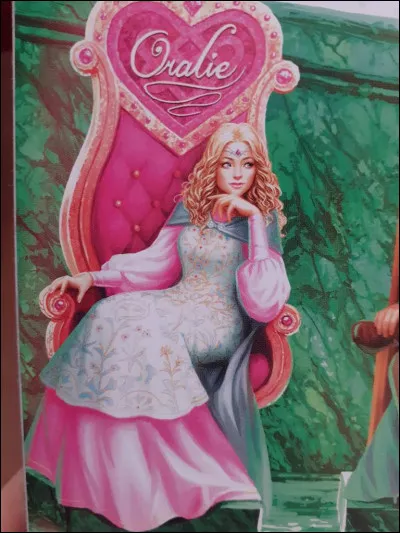 Oralie est dans sa famille.