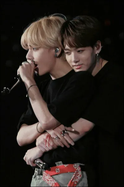 Avec qui forme-t-il le Vkook ?