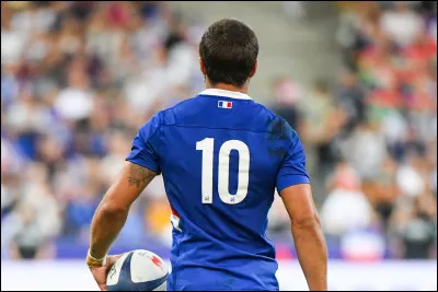 Quel poste occupe le numéro 10 dans une équipe de rugby  ?