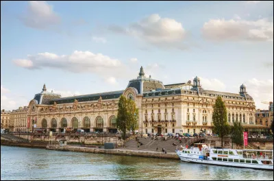 Quel musée parisien est situé en bordure de Seine ?