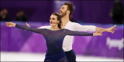 Saut en ligne droite ou en courbe en avant.
Pied libre lancé en avant, pied porteur montant sur la pointe, réception sur la pointe du pied libre, glissé sur le pied porteur.
S'effectue des deux côtés
COMMENT SE NOMME CE SAUT ?