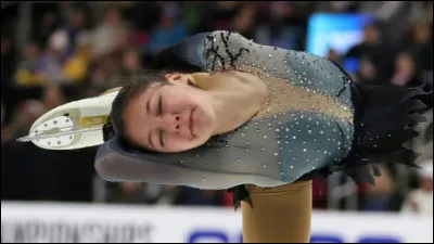 Saut de carre.
Se prépare en grand dehors arrière pied droit ou en trois dedans pied droit ou encore en double trois pied droit.
Impulsion sur un dehors arrière pied droit, jambe libre croisée.
Réception sur un dehors arrière pied droit.
QUELLE EST CETTE FIGURE ?