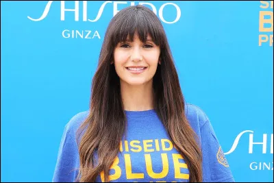 Nina Dobrev parle anglais, un peu de français et...