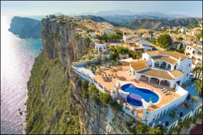 Comment dit-on "salut" dans la langue du pays ?