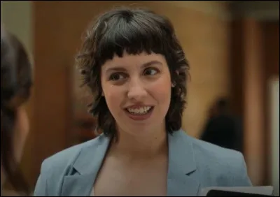 Voici Lola. Dans quelle série Netflix peut-on suivre ses aventures sentimentales et professionnelles ?