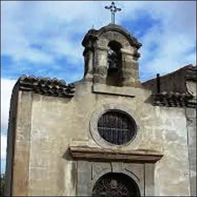 Quelle commune de lAude, qui fut assiégée pendant la croisade des Albigeois, abrite la chapelle Saint-Roch ?