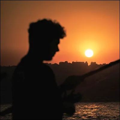 Quelle technique de photographie, qui peut être source de flare, est utilisée pour obtenir des silhouettes ?