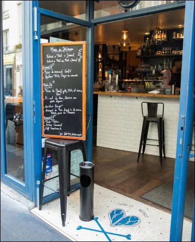 Dans quel bar la suite du chapitre se passe-t-elle ?