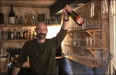 Qui est le tenancier ou la tenancière de ce bar ?