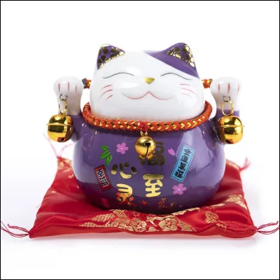 Que représente un maneki-neko avec les deux pattes levées ?