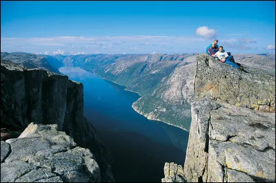 La Norvège possède une frontière avec la Russie.