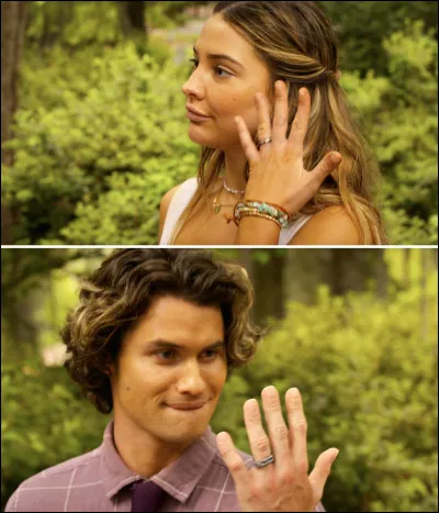 En quoi est faite la bague de marié que Sarah a faite pour John B ?