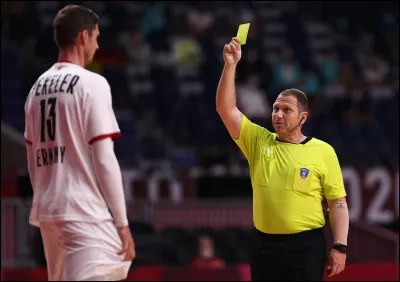 Les arbitres font-ils les équipes lors d'un match ?