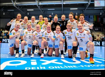 Combien y a-t-il de joueurs dans une équipe ? (uniquement sur le terrain)