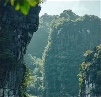 Comment le tourisme de masse peut-il influencer l'économie locale et les moyens de subsistance des populations ?