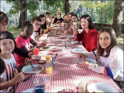 Où se déroule généralement le repas du midi ?