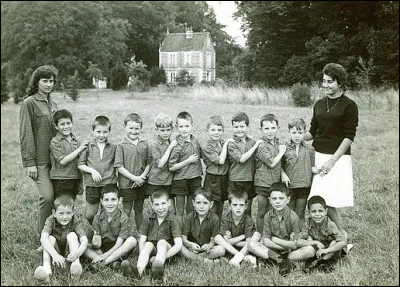 Comment se nommait le groupe constitué de 10 à 15 enfants sous la responsabilité de deux adultes ?