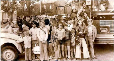 Quel moyen de transport achemine généralement les enfants vers le centre de vacances ?