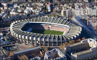 Dans quelle ville se situe le plus vieux stade français ?