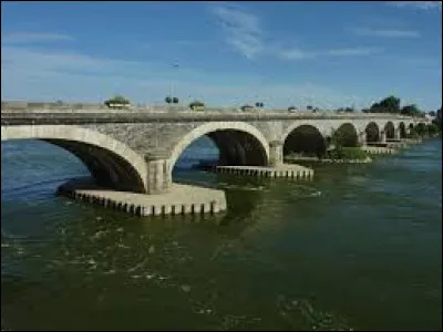 Nous sommes dans les Pays-de-la-Loire, sur le pont de Dumnacus, aux Ponts-de-Cé. Ville de la métropole Angevine, elle se situe dans le département ...