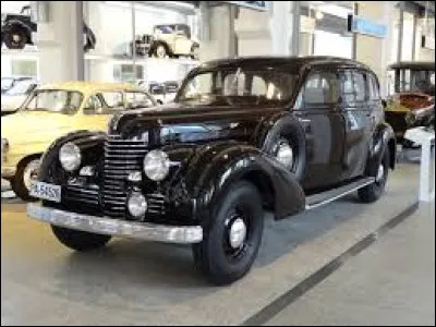 Quel est le nom de cette ancienne voiture ?