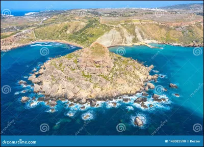 Quelle grande ville est bordée par la Méditerranée ?