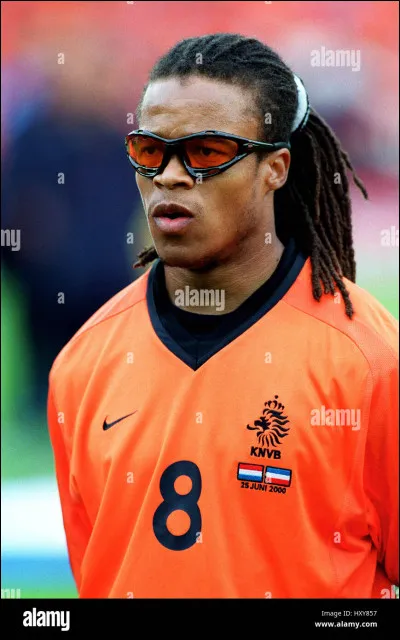 Quel joueur de football des Pays Bas est connu pour jouer avec des lunettes ?