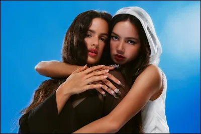 Qui chante "New Woman" ?