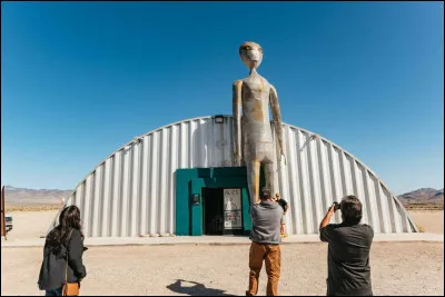 Que croit-on caché dans la Zone 51 dans le désert du Nevada, aux États-Unis ?