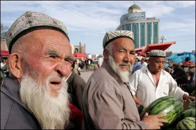 Quel est ce peuple turcophone en O, en majorité des musulmans implantés en Chine où ils sont persécutés ?