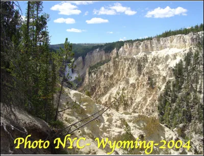 Quel est ce parc national de États-Unis en Y, le plus vieux du monde ouvert en 1872 sur une suoerficie de 8 983 km2 dans le Wyoming ?
