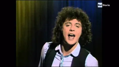 Comment s'appelle le chanteur sur la photo ?
(Je cite des exemples des chansons)