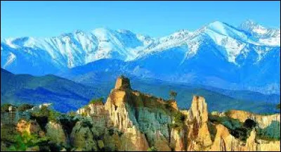 Le massif du Canigou culminant à 2 784 mètres d'altitude se trouve dans les Alpes.