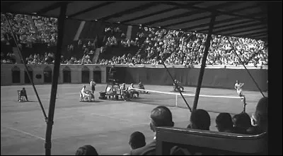 Quel est le titre de ce film d' Alfred Hitchcock où l'on suit un joueur de tennis célèbre ?