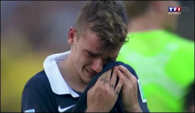 Il est en train de pleurer.