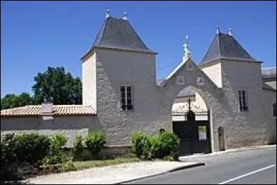 Je vous attends en Charente devant la ferme Robert, à Tusson. Nous sommes en région ...