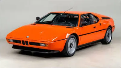 Cette voiture orange se nomme ...