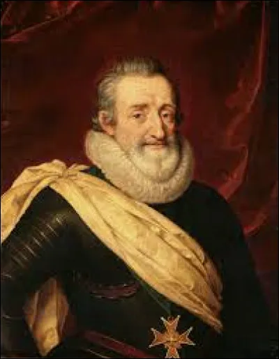 Après des décennies de guerres de religion, la France est dans la pauvreté. Arrive alors le bon roi Henri IV (1553-1610) de son Béarn natal (aujourd'hui Pyrénées-Atlantiques). Il institue et démocratise alors la poule au pot comme plat national.
''La poule au pot farcie, d'Henri IV de Navarre'' est une spécialité de ce département, et d'un autre se situant en région Occitanie, lequel ?