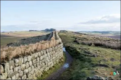 Passons aux hommes. Entre 122 et 127, l'empereur romain Hadrien (76-138) fait bâtir un mur de défense qui porte son nom et qui matérialisait la frontière romaine. Dans quel pays peut-on admirer ces vestiges ?