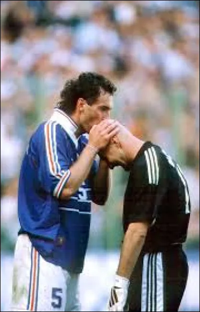 Quel footballeur français embrassait le crâne de Fabien Barthez avant chaque match durant la Coupe du monde 1998 ?