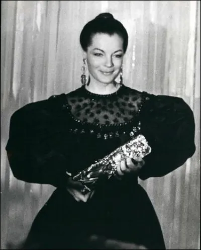 Qui a rendu un hommage à Romy Schneider sur la scène des César en 2008 ?