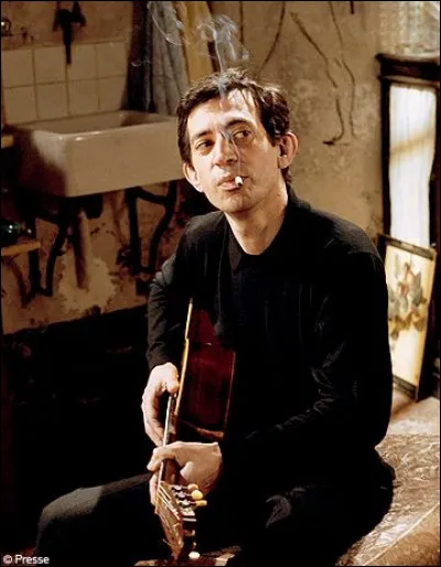 Quel acteur incarne Serge Gainsbourg dans le film "Gainsbourg (vie héroïque)", sorti en 2010 ?