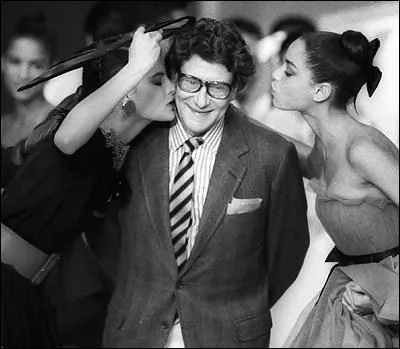 Quel grand couturier fut le premier patron d'Yves Saint-Laurent ?